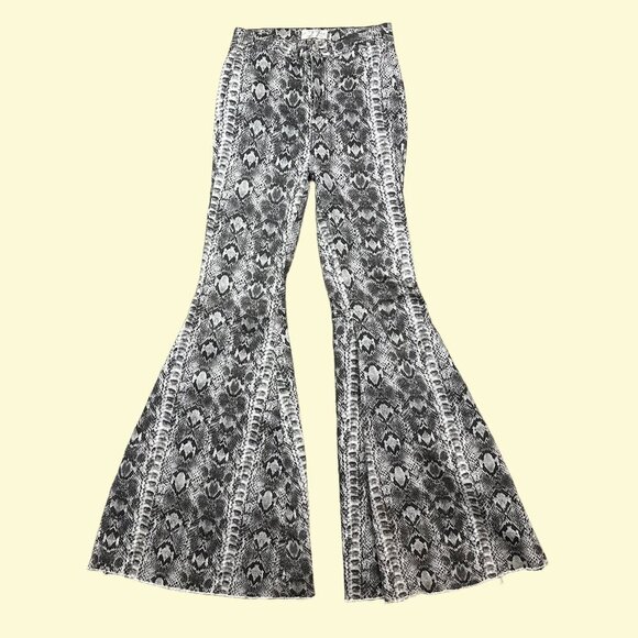 Free People We The Free Just Float On Snake Print Ultra Flare Denim Jean Size 27 - Picture 2 of 7